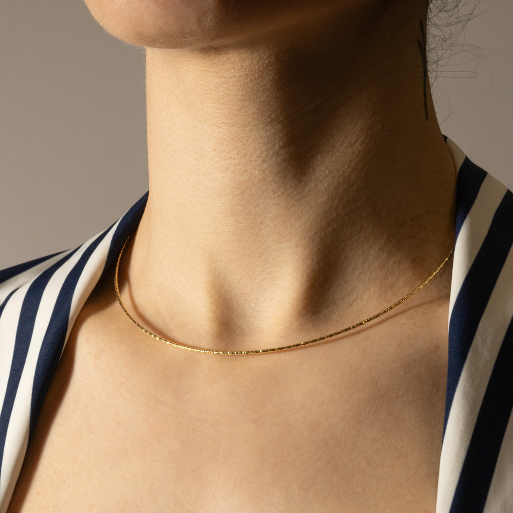 Colar Elegância Dourada - COLEÇÃO ESSÊNCIA