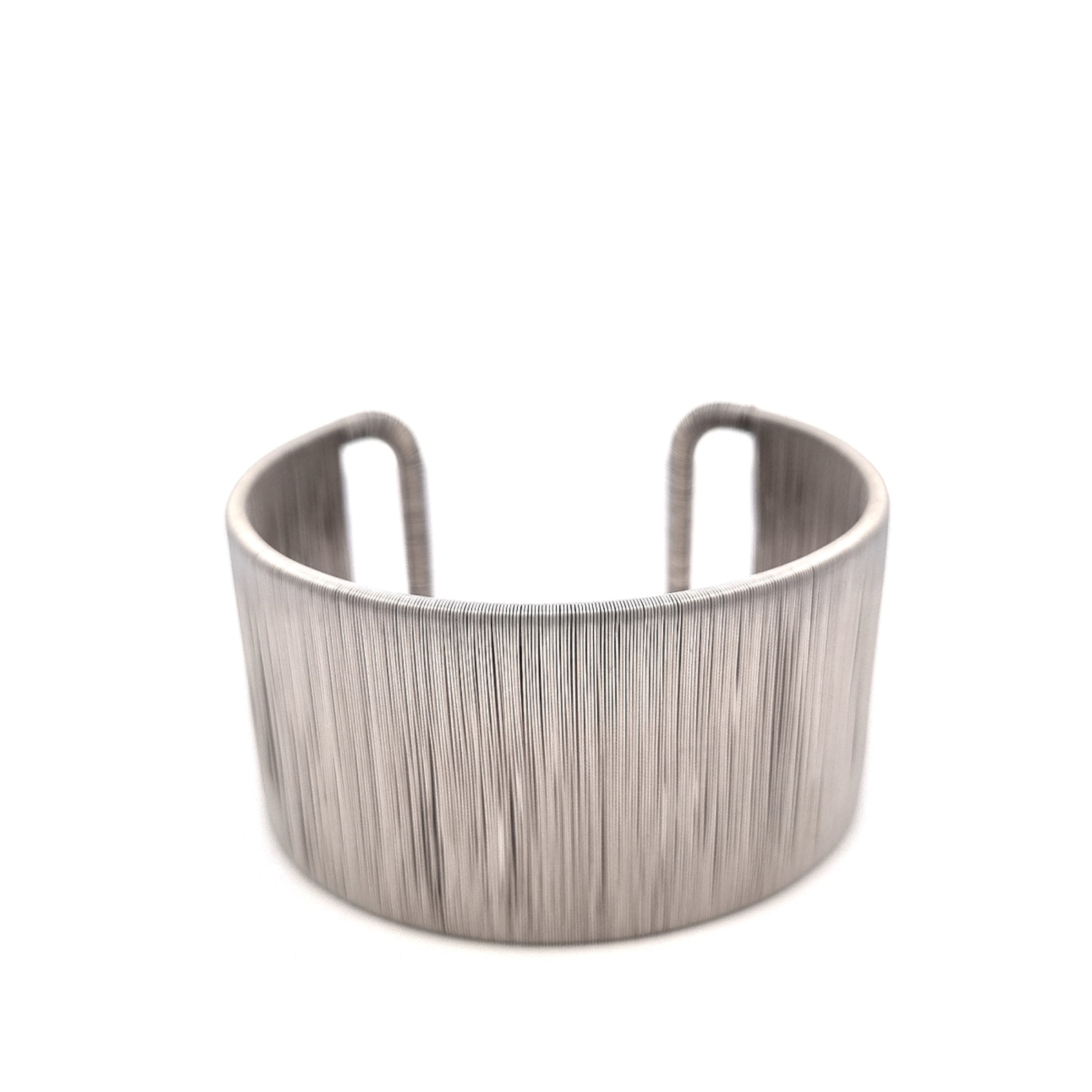 Escrava Elegante em Latão